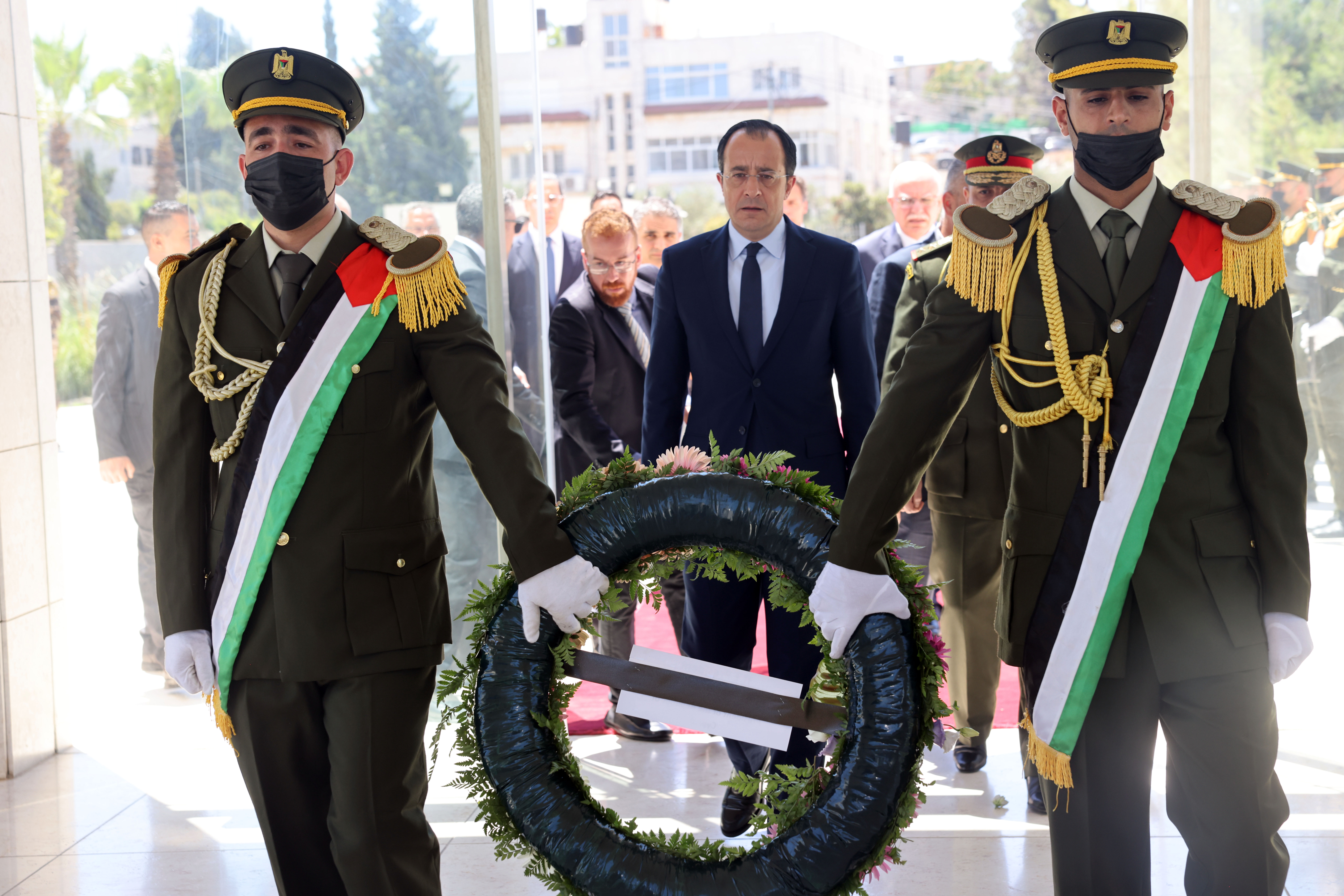 رئيس قبرص يضع إكليلا من الزهور على ضريح الشهيد ياسر عرفات (تصوير: ثائر غنايم)